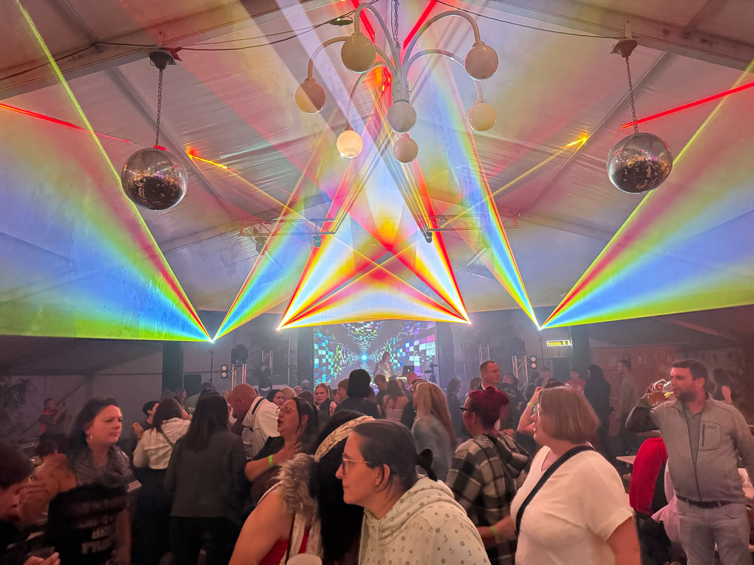 Pro-Event-24 Ihr professioneller Partner für Ihr Event – Eventplanung, Hochzeiten, Familienfeiern, Jubiläen, Geburtstage, Firmenfeiern, Ambientebeleuchtung, Architekturbeleuchtung, Fassadenbeleuchtung, Fassadenfeuerwerke, Musikfeuerwerke, Lasershows, Moderation, Promotion, Beschallungen, Luftaufnahmen, Luft- Videos, Mobildiscothek