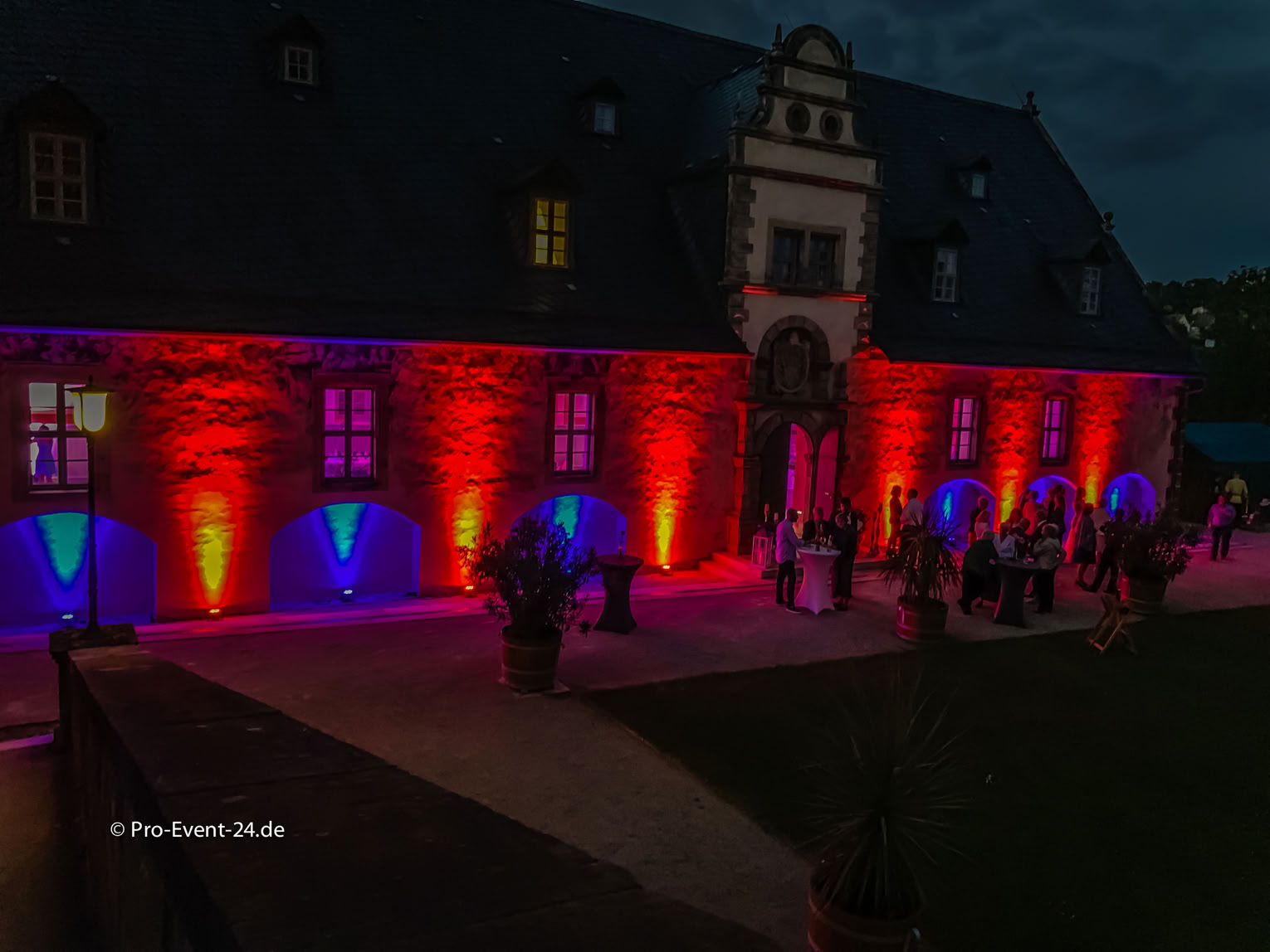 Pro-Event-24 Ihr professioneller Partner für Ihr Event – Eventplanung, Hochzeiten, Familienfeiern, Jubiläen, Geburtstage, Firmenfeiern, Ambientebeleuchtung, Architekturbeleuchtung, Fassadenbeleuchtung, Fassadenfeuerwerke, Musikfeuerwerke, Lasershows, Moderation, Promotion, Beschallungen, Luftaufnahmen, Luft- Videos, Mobildiscothek