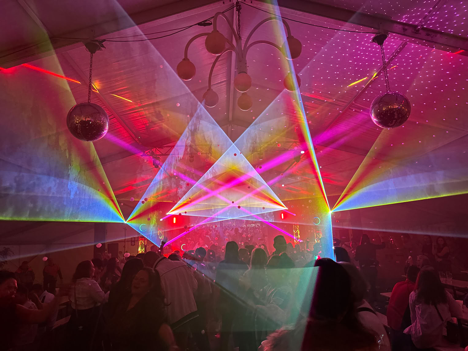 Pro-Event-24 Ihr professioneller Partner für Ihr Event – Eventplanung, Hochzeiten, Familienfeiern, Jubiläen, Geburtstage, Firmenfeiern, Ambientebeleuchtung, Architekturbeleuchtung, Fassadenbeleuchtung, Fassadenfeuerwerke, Musikfeuerwerke, Lasershows, Moderation, Promotion, Beschallungen, Luftaufnahmen, Luft- Videos, Mobildiscothek