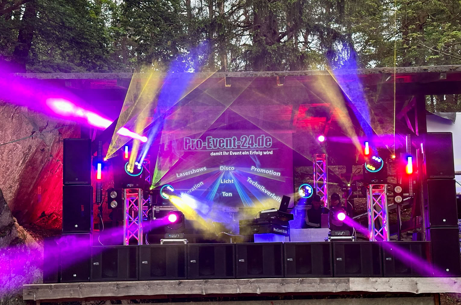 Pro-Event-24 Ihr professioneller Partner für Ihr Event – Eventplanung, Hochzeiten, Familienfeiern, Jubiläen, Geburtstage, Firmenfeiern, Ambientebeleuchtung, Architekturbeleuchtung, Fassadenbeleuchtung, Fassadenfeuerwerke, Musikfeuerwerke, Lasershows, Moderation, Promotion, Beschallungen, Luftaufnahmen, Luft- Videos, Mobildiscothek