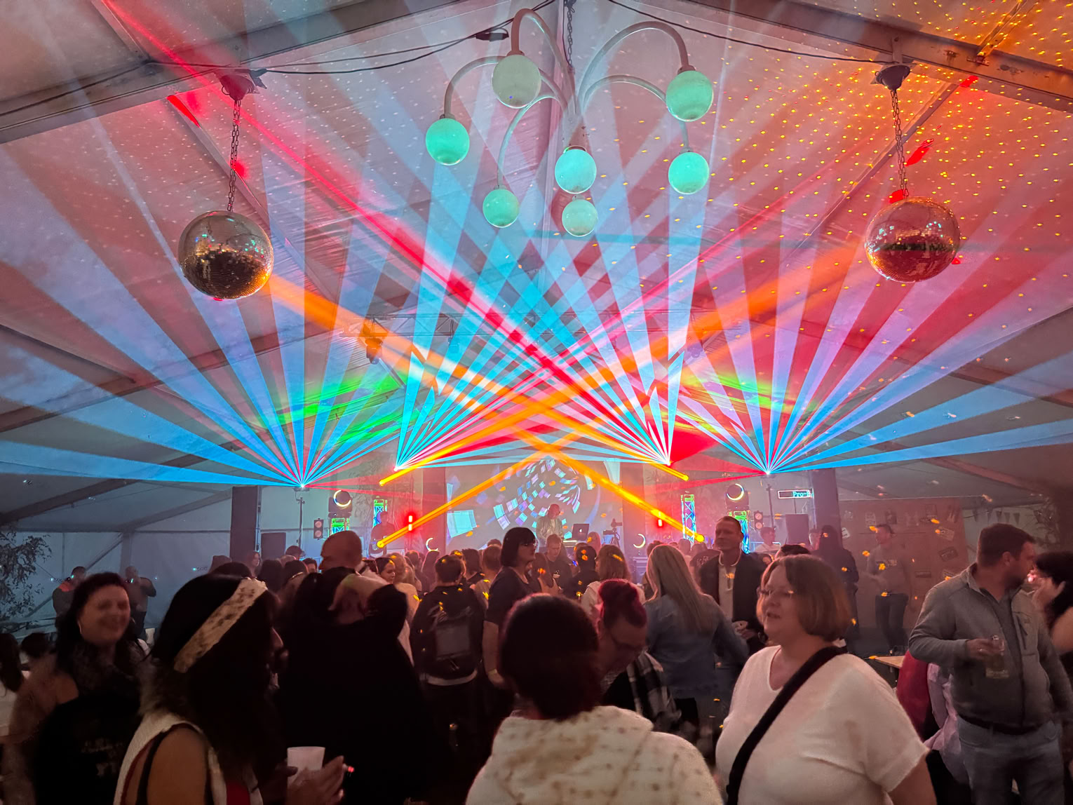 Pro-Event-24 Ihr professioneller Partner für Ihr Event – Eventplanung, Hochzeiten, Familienfeiern, Jubiläen, Geburtstage, Firmenfeiern, Ambientebeleuchtung, Architekturbeleuchtung, Fassadenbeleuchtung, Fassadenfeuerwerke, Musikfeuerwerke, Lasershows, Moderation, Promotion, Beschallungen, Luftaufnahmen, Luft- Videos, Mobildiscothek