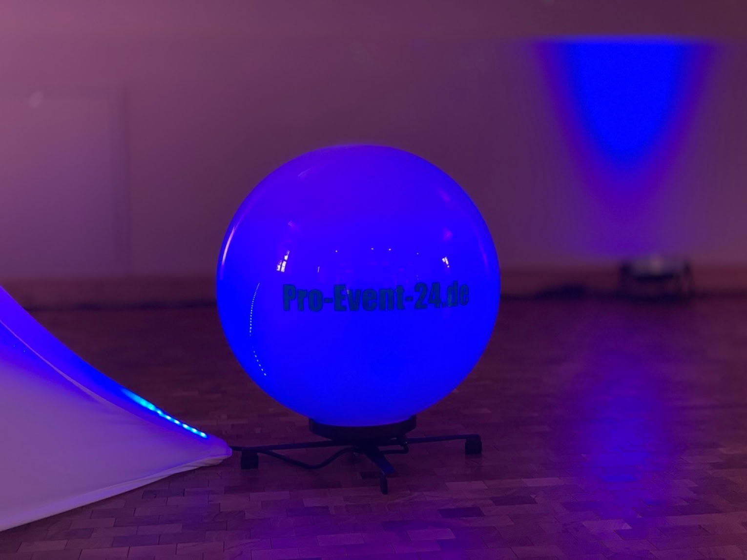 Pro-Event-24 Ihr professioneller Partner für Ihr Event – Eventplanung, Hochzeiten, Familienfeiern, Jubiläen, Geburtstage, Firmenfeiern, Ambientebeleuchtung, Architekturbeleuchtung, Fassadenbeleuchtung, Fassadenfeuerwerke, Musikfeuerwerke, Lasershows, Moderation, Promotion, Beschallungen, Luftaufnahmen, Luft- Videos, Mobildiscothek